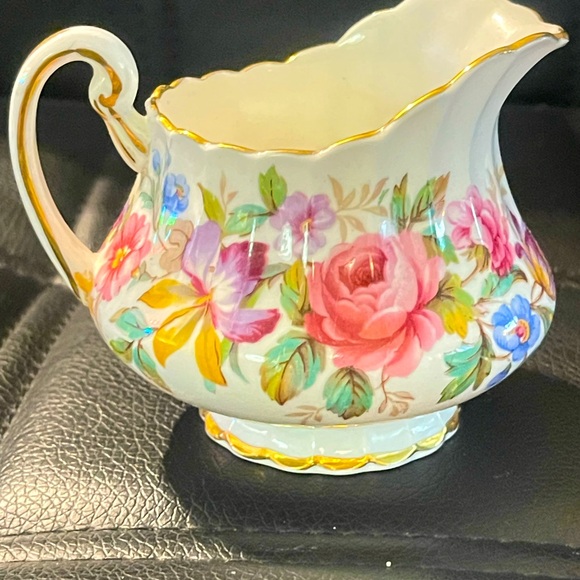 Vintage Paragon Fine Bone China
England QUEENS GARDEN Ptrn Sugar
Bowl & Creamer - Picture 9 of 16